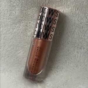Revolution Shimmering Rose Gold Shadow Bomb